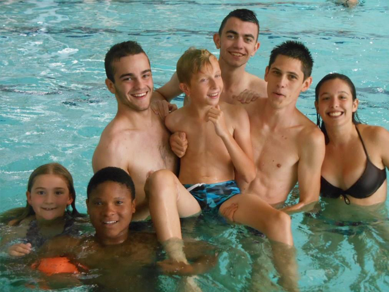 groupe d'enfants et ados en colonie de vacances cet été