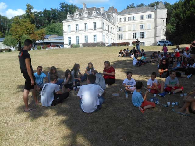 enfants en colonie de vacances à la campagne cet été