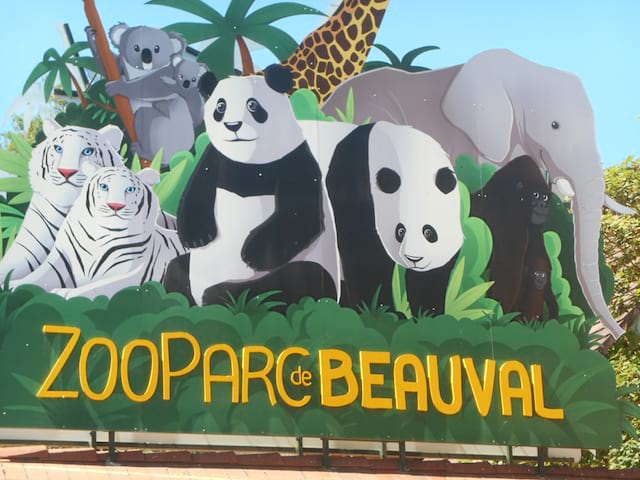 Entrée du zooparc de beauval visité par les enfants en colo