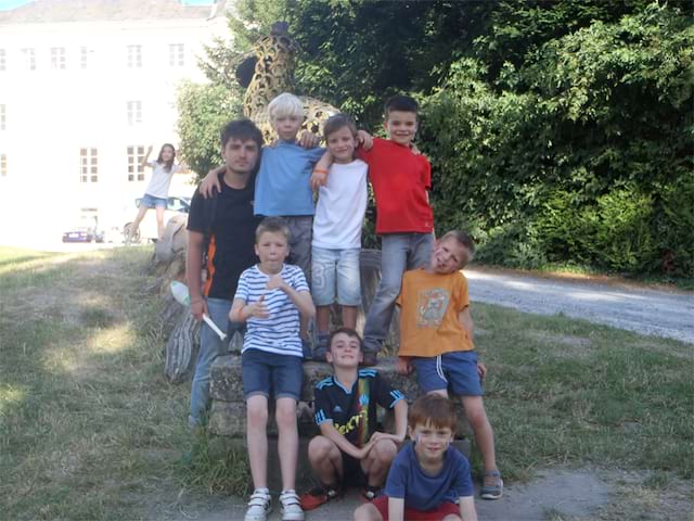 Enfants à la campagne en colonie de vacances