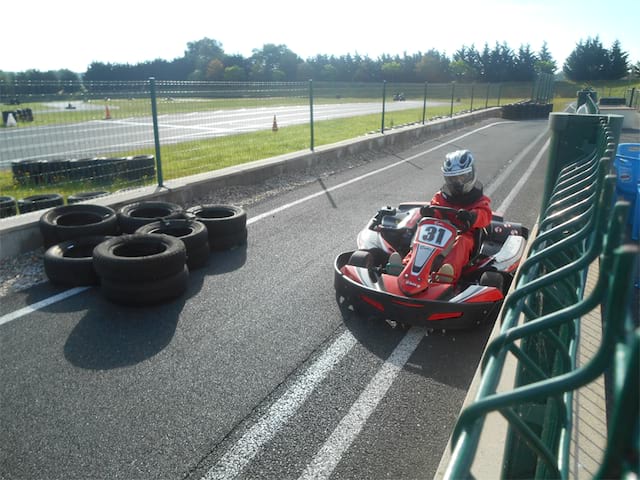 Enfant sur un circuit de karting en colo 