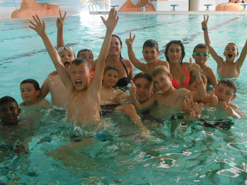 groupe d'enfants à la piscine cet été en colonie de vacance