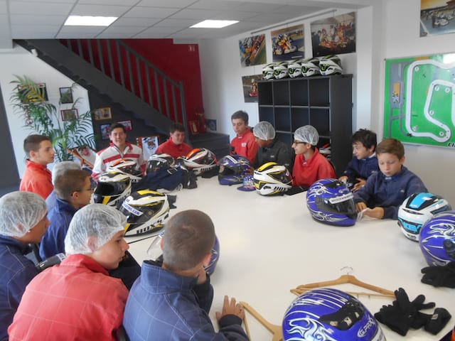 Ados prenant des cours de karting en colo cet été