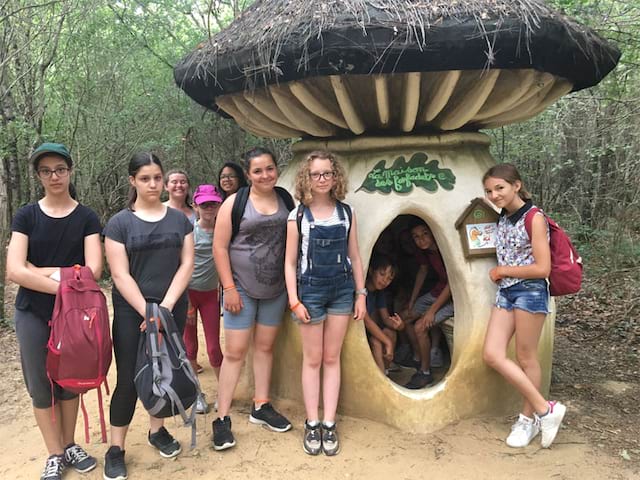 Enfants découvrant le parc Défiplanet en colonie de vacances cet été