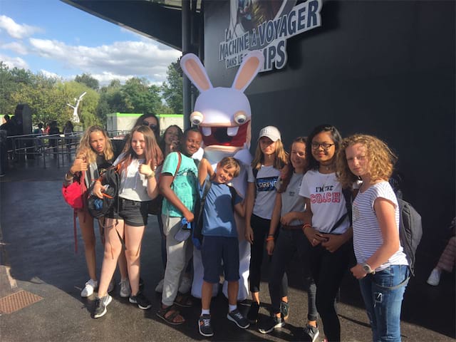 Groupe d'enfants se prenant en photo devant les lapins crétins 