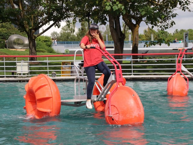 Ado en colo faisant du vélo sur l'eau