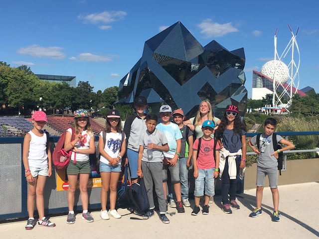 Groupe d'enfants au Futuroscope en colonie de vacances cet été