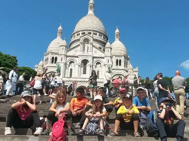 Enfants visitant le sacré coeur en colonie de vacances à Paris 