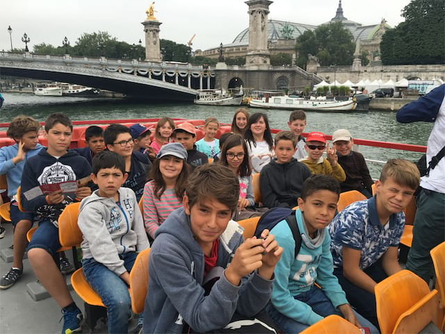 Enfants visitant Paris en bateau en colonie de vacances cet été