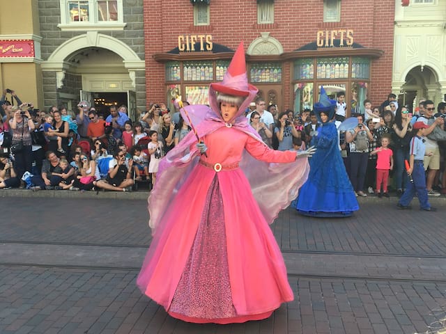 Parade des personnages de Disney à Disneyland en colonie de vacances