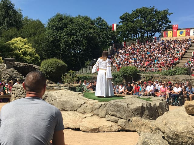 Spectacle médiéval au puy du fou pour enfants en colo