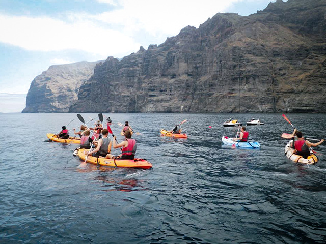 session de kayak de mer en colonie de vacances a tenerife cet été