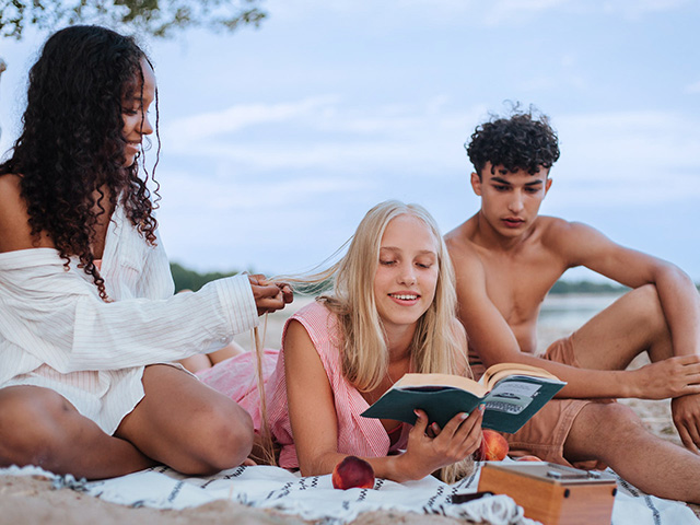 jeunes adolescents sur la plage en séjour aux canaries été