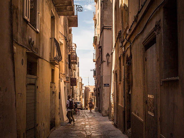 photographie d'une ruelle corse colo été adolescents