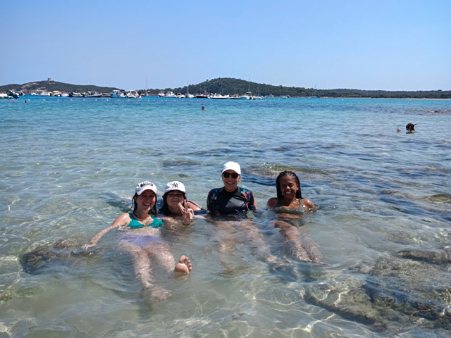 adolescents se prélassant lors d'une baignade en séjour itinérant en corse et en sardaigne