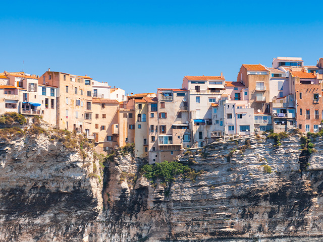 photographie des bouches de Bonifacio séparant l'île de Sardaigne de l'île de Corse