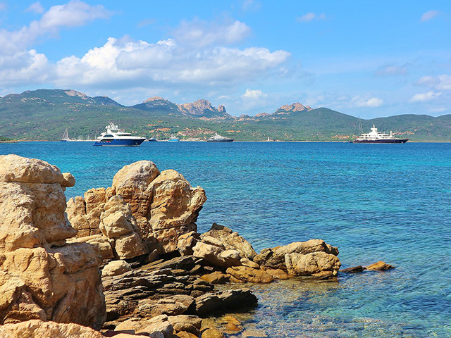 paysage de la costa smeralda en corse séjour itinérant ados 
