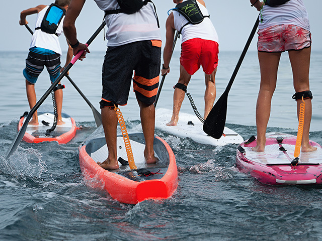 jeunes faisant du paddle en mer corse voyage itinérant