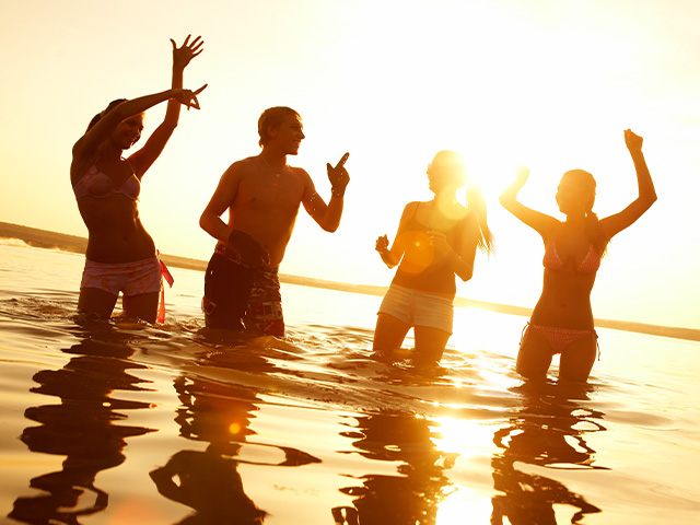 adolescents s'amusant en mer en colonie de vacances cet été