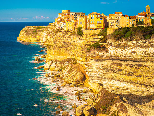 vue sur bonifacio au sud de la corse port et falaises calcaires