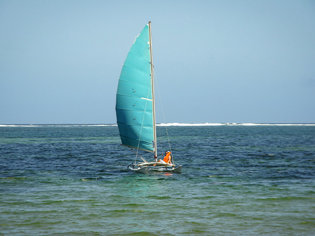 photographie d'un catamaran en mer séjour itinérant été