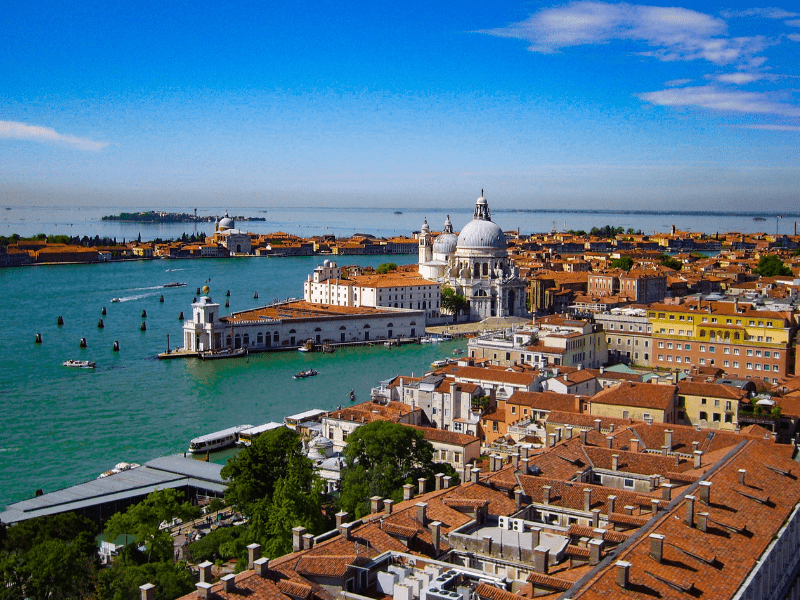 Vue sur Venise en Italie en colo de vacances cet été