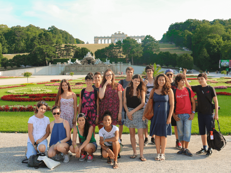 Groupe d'ados en colo de vacances en itinérance cet été à travers l'Europe