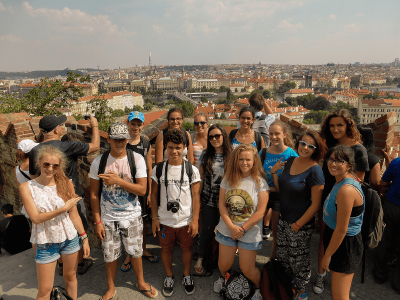Groupe de jeunes qui prend la pose en colo de vacances en Europe cet été