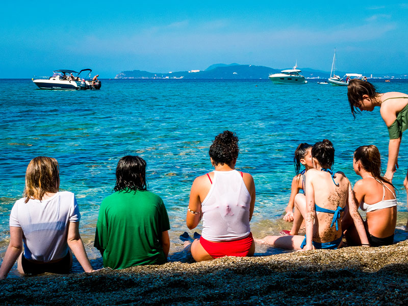 Ados en colonie de vacances en Italie baignade