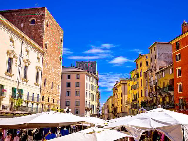 piazza delle erbe en Italie visite en road trip pour ados