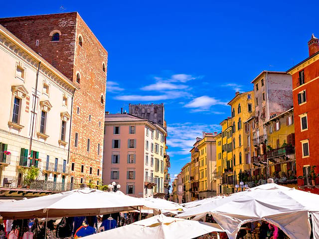 piazza delle erbe en Italie visite en road trip pour ados