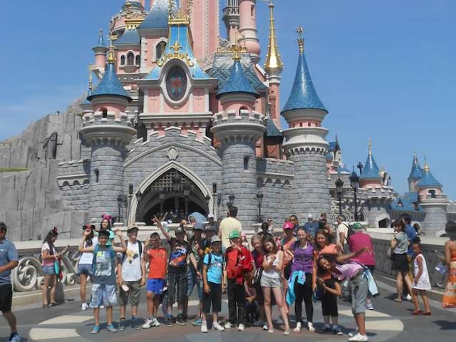 Enfants à Disneyland en colo cet été 