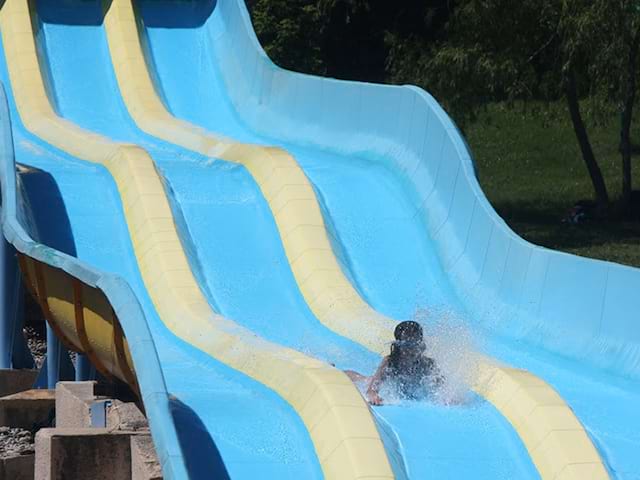 enfant toboggan piscine colonie de vacances été