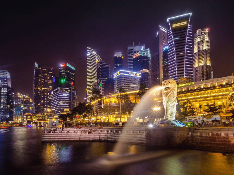 Vue sur le centre ville éclairé de Singapour en colo de vacances cet été pour ados