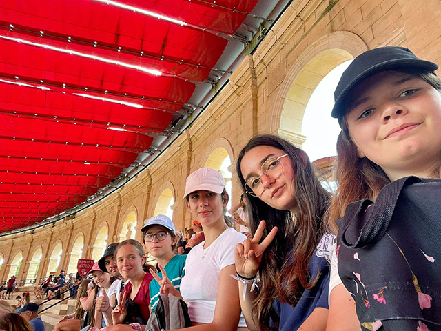 photo de groupe dans les arènes du puy du fou parc a thèmes colo été
