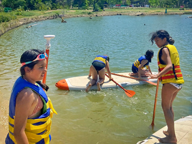 session paddle en groupe avec gilets de sauvetage colonie de vacances en vendée