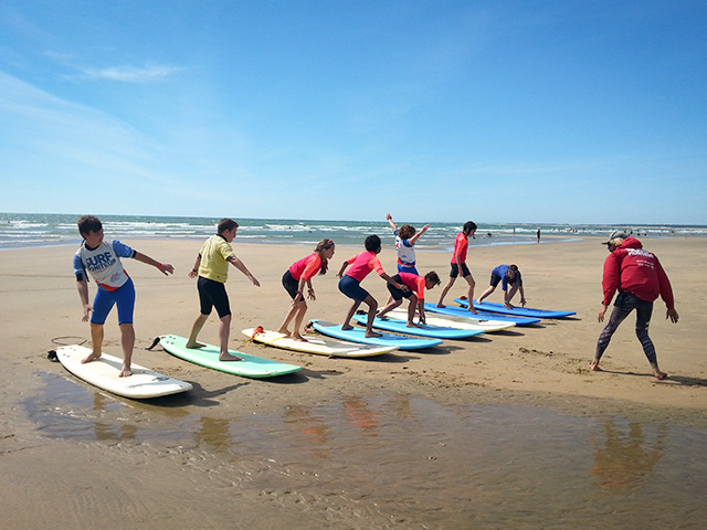 cours de surf sur la plage avec un moniteur en séjour vendéen cet été