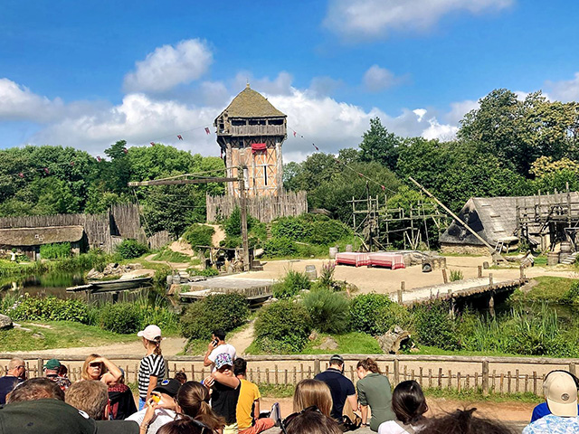 puy du fou complexe de loisirs français en Vendée colonie de vacances enfants