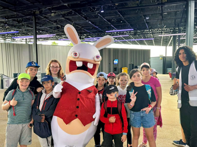 photo de groupe montrant des jeunes au Futuroscope avec un lapin crétin