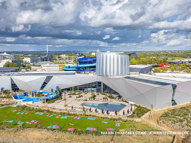 panorama avec vue sur le futuroscope et sur l'aquascope parc d'attractions et parc aquatique à poitiers 
