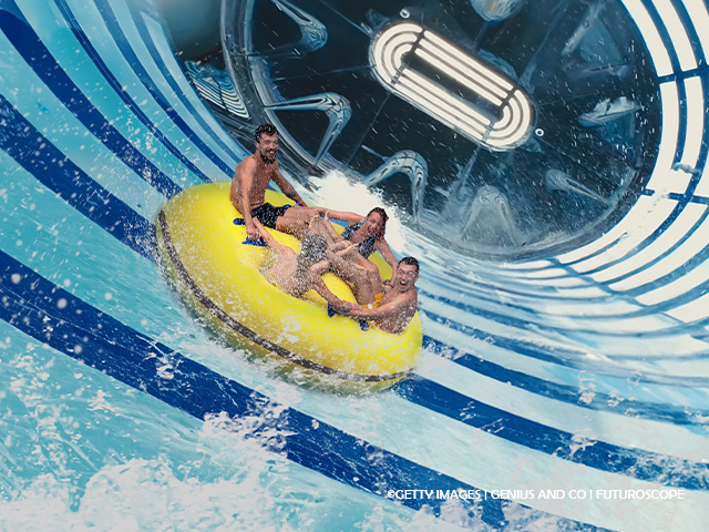 enfants sur une bouée géante dans un toboggan au futuroscope à poitiers 