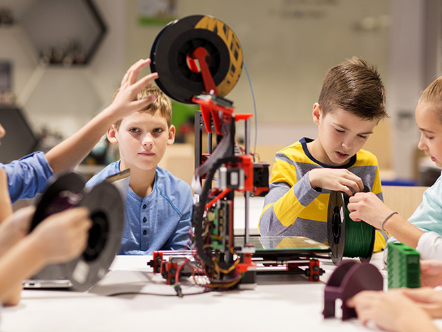 atelier avec des nouvelles technologies en colo enfants cet été