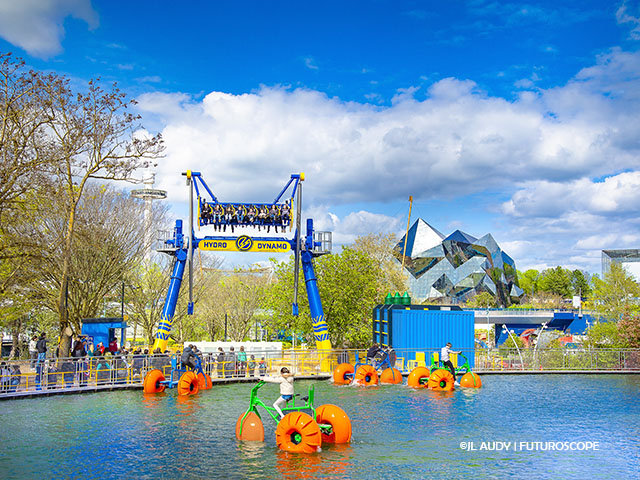 attraction dans un parc à thème futuriste à poitiers