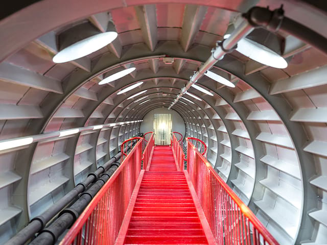 intérieur de l'atomium escaliers vacances été