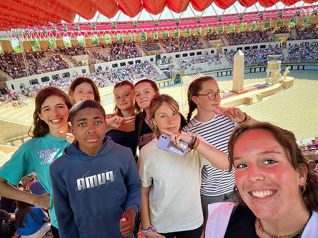 photo de groupe au puy du fou parc à thème avec spectacles en colo été