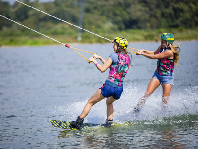 deux jeunes filles faisant du téléski nautique en colo cet été