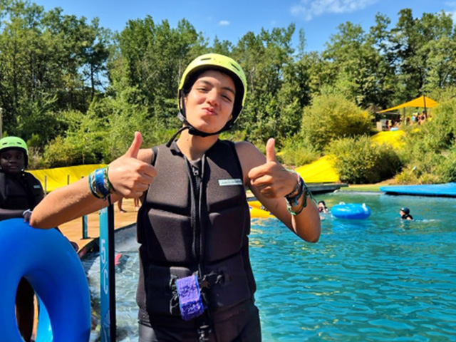 jeune fille souriante avec son gilet de sauvetage en colonie de vacances ados 