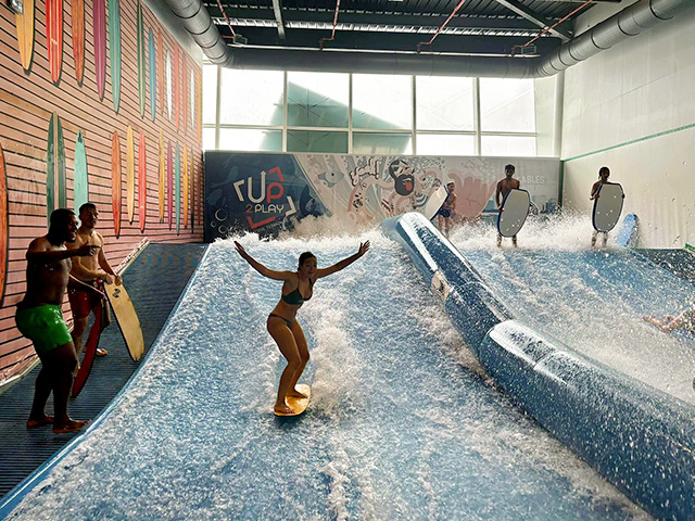 vague artificielle indoor aux sables d'Olonne activité lors d'une colonie de vacances 
