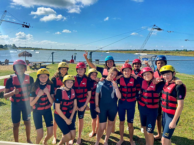 photo d'un groupe de jeunes équipés d'un gilet de sauvetage enactivité nautique 