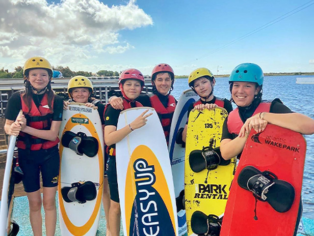 jeunes prêts à réaliser une activité nautique en séjour ados cet été 
